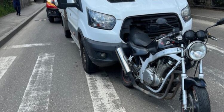 Motocliclistă de 24 de ani, rănită, după ce a fost lovită de un microbuz care circula pe strada Gheorghe Doja din Suceava