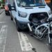 Motocliclistă de 24 de ani, rănită, după ce a fost lovită de un microbuz care circula pe strada Gheorghe Doja din Suceava