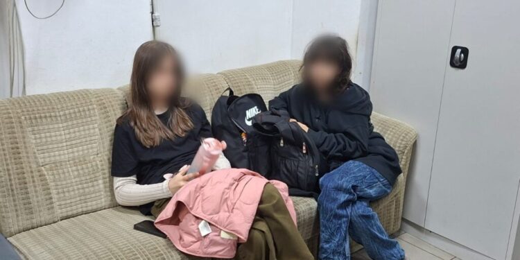 Două minore au discutat pe TikTok să se întîlnească la Suceava și să meargă după aceea la Sibiu. Fetele au fugit de acasă și au fost găsite de jandarmi în zona Gării Burdujeni