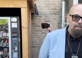 Cristian Popescu Piedone a sigilat și a scos din funcțiune două automate care vînd cafea și țigări electronice – unul din Rădăuți și altul din Marginea. El vrea să interzică astfel de aparate la nivelul întregii țări