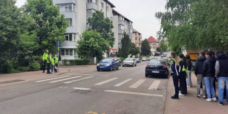 Poliția a demarat Săptămîna Siguranței Rutiere, cu activități de educație rutieră în curtea școlilor și la trecerile de pietoni. Prima acțiune a avut loc la Școala ”Ion Creangă” Suceava (Foto)