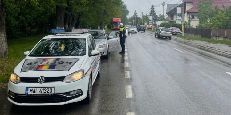 45 de echipaje de poliție monitorizează siguranța traficului rutier în condițiile atenționărilor meteo