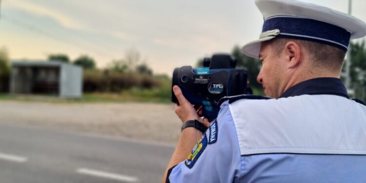 Șofer din Frătăuții Noi cu permisul suspendat, prins circulînd cu 147 de km/h