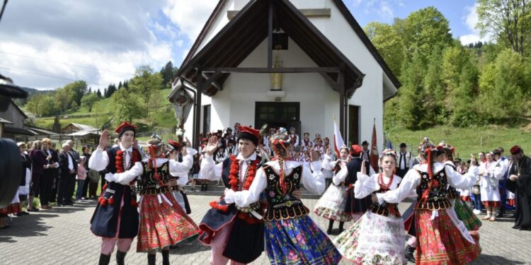 Etnicii polonezi din Bucovina, triplă sărbătoare la Poiana Micului. Evenimentul a fost organizat de Uniunea Polonezilor din România