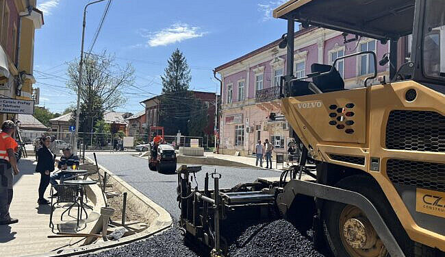 Primarul Loghin, despre asfaltările din centrul Rădăuților: Nu puteai să dai drumul la lucrare, la asfaltare, și să te trezești că este întrerupt undeva ceva. Așa că am lucrat cu responsabilitate