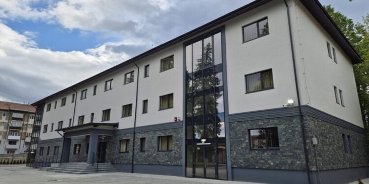 Colegiul Silvic Bucovina din Cîmpulung Moldovenesc. S-au recepționat lucrările la un cămin cu 90 de locuri, unde sînt bucătării între două camere în care sînt cîte două, trei sau patru paturi