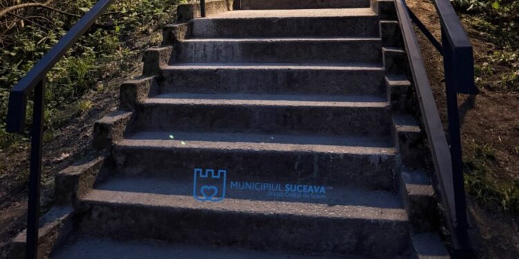 Acces interzis pe scările din Parcul Șipote care duc către statuia lui Ștefan cel Mare. Se efectuează lucrări