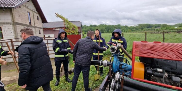 Gheorghe Șoldan, la Rîșca și Bogdănești, zone afectate de inundațiile din ultimele zile: Le mulțumesc pompierilor, angajaților de la SGA și tuturor celor care au dat o mînă de ajutor