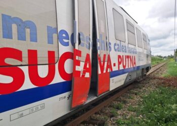Trenul de Putna, avariat, în urma impactului cu o mașină