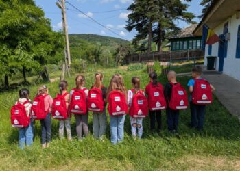 Ghiozdane complet echipate pentru peste 700 de copii, din partea Fundației Te Aud România