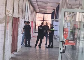 ”Monitorul de Suceava” i-a scos pe teren pe angajații unor instituții publice. Aceștia, la inițiativa Prefecturii, au verificat firma de modeling din centrul Sucevei