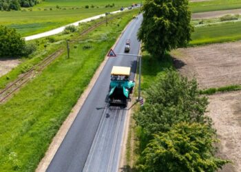 Pînă la finele lunii se termină de turnat covorul asfaltic pe drumul Rădăuți – Gălănești – Vicovu de Jos (Foto)