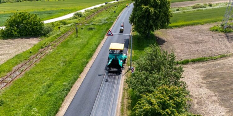 Pînă la finele lunii se termină de turnat covorul asfaltic pe drumul Rădăuți – Gălănești – Vicovu de Jos (Foto)