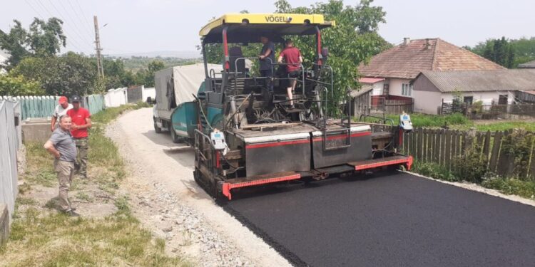 Primul strat de asfalt, turnat pe cinci străzi din orașul Liteni