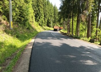 Se toarnă covor asfaltic pe drumul Vatra Moldoviței – Pasul Palma
