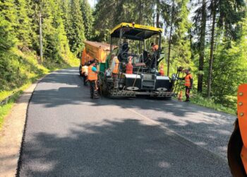 Se toarnă covor asfaltic pe drumul Vatra Moldoviței – Pasul Palma