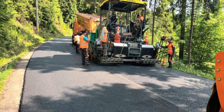 Se toarnă covor asfaltic pe drumul Vatra Moldoviței – Pasul Palma