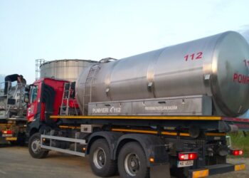 Pompierii suceveni sprijină comunitățile din Mureș afectate de lipsa apei. Pînă acum, aceștia le-au oferit oamenilor 100.000 de litri de apă menajeră