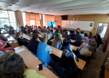 ”Provocările adolescenței”, o dezbatere la care au participat profesori și părinți, la Colegiul Economic „Dimitrie Cantemir” Suceava