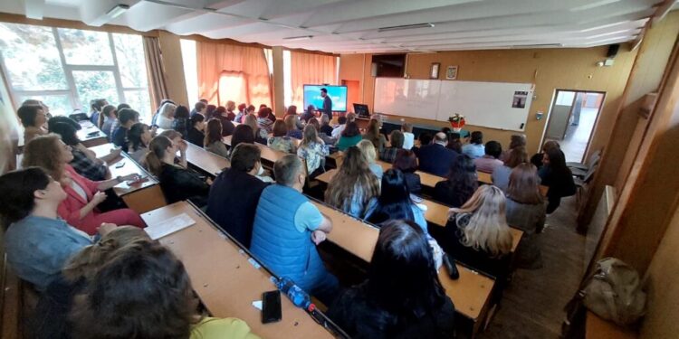 ”Provocările adolescenței”, o dezbatere la care au participat profesori și părinți, la Colegiul Economic „Dimitrie Cantemir” Suceava