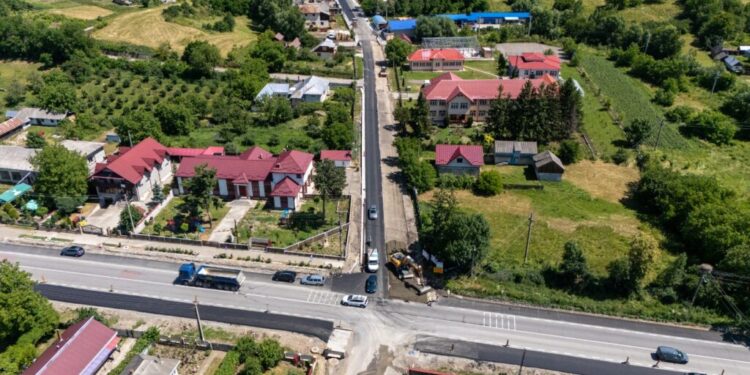 Lucrările de modernizare a drumului Uidești – Forăști – Oniceni s-ar putea încheia în septembrie, cu 9 luni mai devreme decît termenul din contract (Foto)