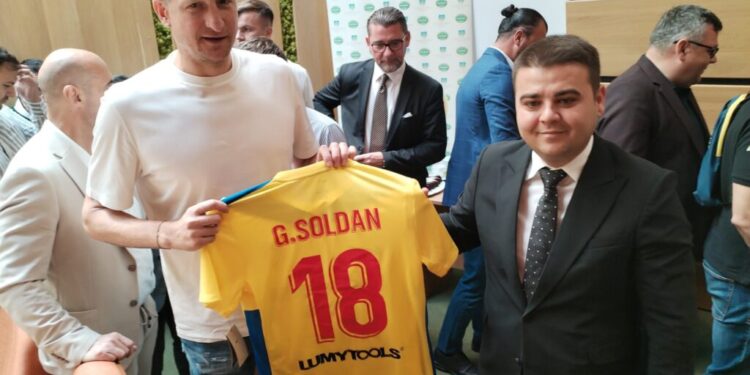 De ziua sa, președintele Consiliului Județean Suceava, Gheorghe Șoldan, a primit un tricou personalizat din partea lui Dorin Goian