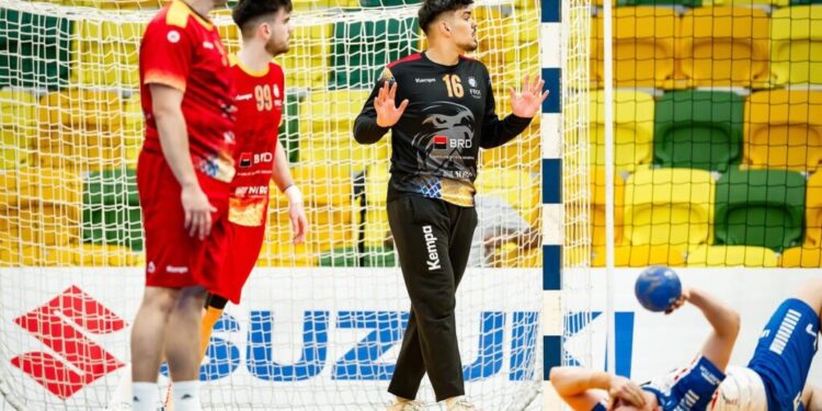 România, înfrîngere dură în meciul cu Insulele Feroe, la Campionatul Mondial de Handbal U21, scor 28-35. Sucevenii au înscris 18 goluri, iar portarii suceveni au scos 10 mingi (Foto)
