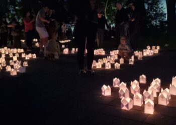 Sute de lampioane, aprinse în centrul Sucevei în cadrul unui eveniment organizat de cercetași