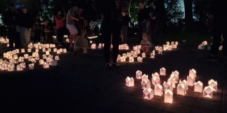 Sute de lampioane, aprinse în centrul Sucevei în cadrul unui eveniment organizat de cercetași