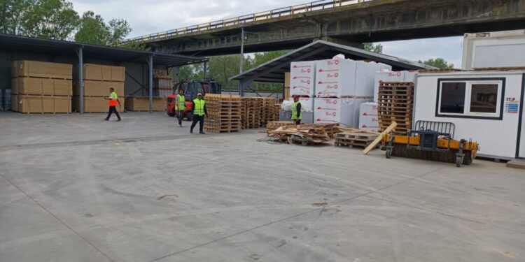 1.230 de avize de muncă pentru străini, emise de Biroul pentru Imigrări Suceava. Cîțiva cetățeni din Nepal, Bangladesh și Sri Lanka au fost depistați muncind fără forme legale