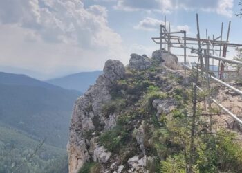 Lucrările la punctul de belvedere de la Piatra Șoimului Rarău ar trebui finalizate pînă pe 5 iulie. Din cauza vremii nefavorabile, termenul fusese prelungit