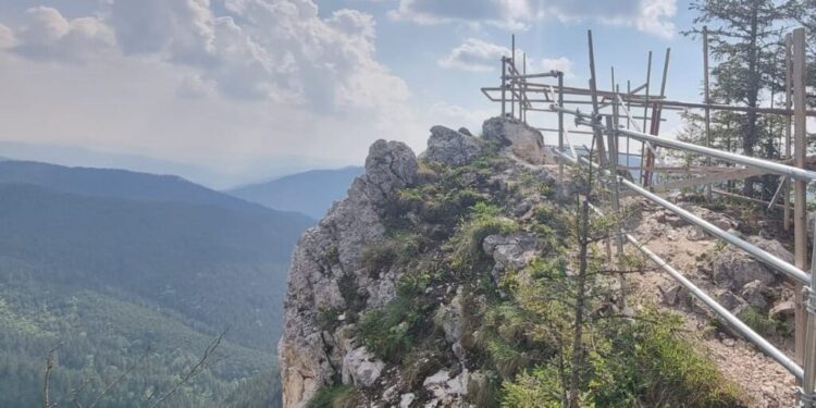 Lucrările la punctul de belvedere de la Piatra Șoimului Rarău ar trebui finalizate pînă pe 5 iulie. Din cauza vremii nefavorabile, termenul fusese prelungit