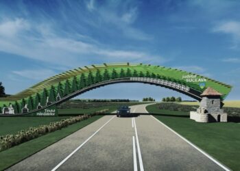 Poarta care va fi amplasată la intrarea în județul Suceava pe la Drăgușeni ”va îmbina designul contemporan cu elemente tradiționale. Arhitectura este inspirată din silueta Obcinelor Bucovinei” (Foto)
