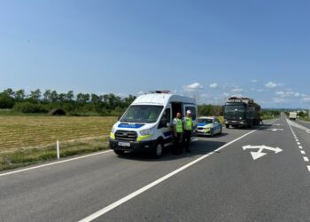 Polițiștii au retras certificate de înmatriculare pentru transport ilegal de persoane. Au fost oprite în trafic 100 de autovehicule