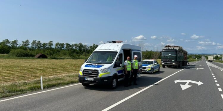 Polițiștii au retras certificate de înmatriculare pentru transport ilegal de persoane. Au fost oprite în trafic 100 de autovehicule