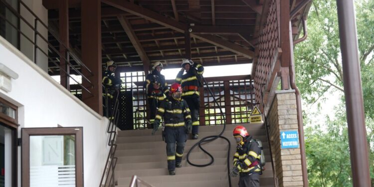 Exercițiu cu caracter preventiv al pompierilor, la Spitalul de îngrijiri paliative Rădăuți