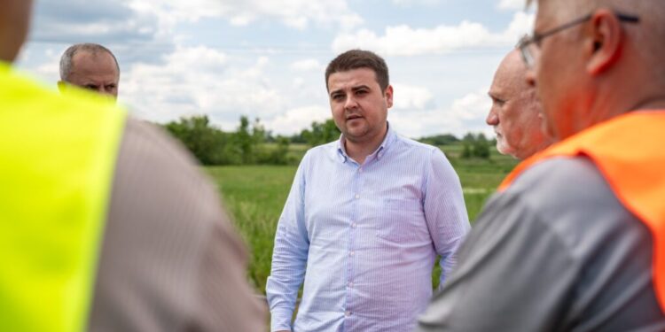 Pînă la finele lunii se termină de turnat covorul asfaltic pe drumul Rădăuți – Gălănești – Vicovu de Jos (Foto)