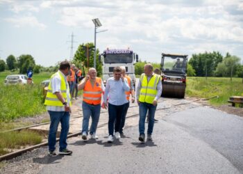 Pînă la finele lunii se termină de turnat covorul asfaltic pe drumul Rădăuți – Gălănești – Vicovu de Jos (Foto)