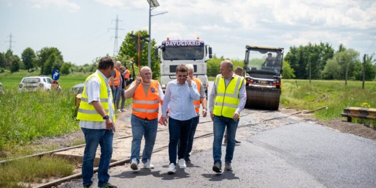 Pînă la finele lunii se termină de turnat covorul asfaltic pe drumul Rădăuți – Gălănești – Vicovu de Jos (Foto)