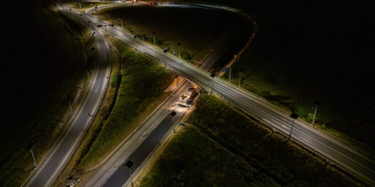 Gheorghe Șoldan, la 1 noaptea, pe șoseaua de centură a Sucevei: Am respins din start varianta plombărilor și am insistat pentru turnarea unui nou covor asfaltic pe varianta ocolitoare. Lucrările se desfășoară numai noaptea (Foto)