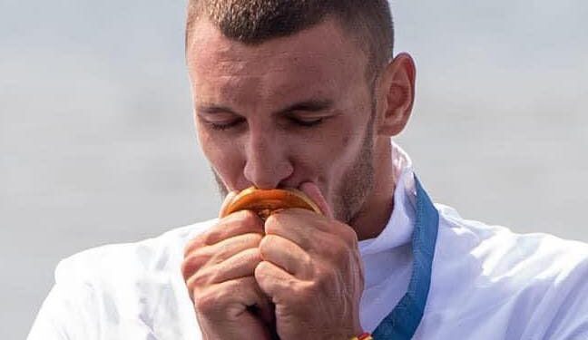 Campionul olimpic Andrei Cornea, originar din Broșteni, inițiatorul unei acțiuni de strîngere de ajutoare: Broșteni este orașul de unde am plecat, unde m-am născut, am crescut și unde acum mă uit cu lacrimi în ochi și nu îmi vine a crede ce dezastru a rămas în urmă