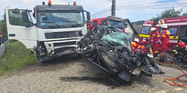 Accident mortal la Doroteia-Frasin, după ce un autoturism s-a zdrobit de o autobasculantă