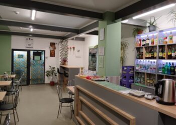 Toți sucevenii au dreptul la socializare. Inclusiv oamenii care frecventează barurile din Piața Mică