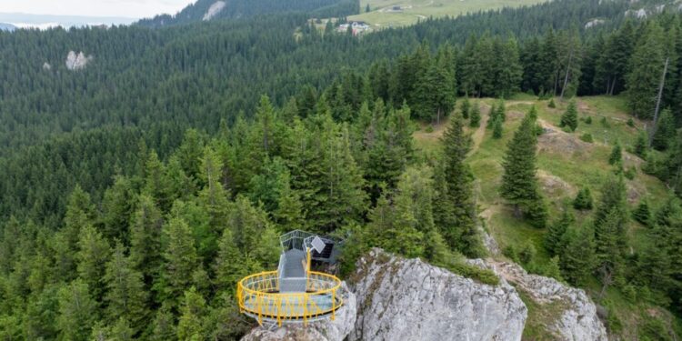 Imagini spectaculoase, pe Rarău. Punctul de belvedere a fost finalizat (Foto)