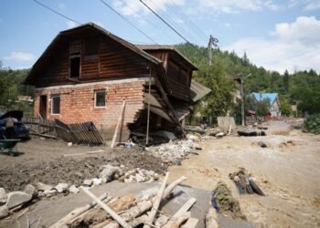 2.000 de oameni, afectați de furtuna care a măturat orașul sucevean Broșteni. Președintele CJ Suceava, Gheorghe Șoldan: Pe lîngă mobilizarea exemplară a forțelor de intervenție m-au impresionat oamenii fără uniformă, oamenii simpli care au sărit să ajute (Foto)