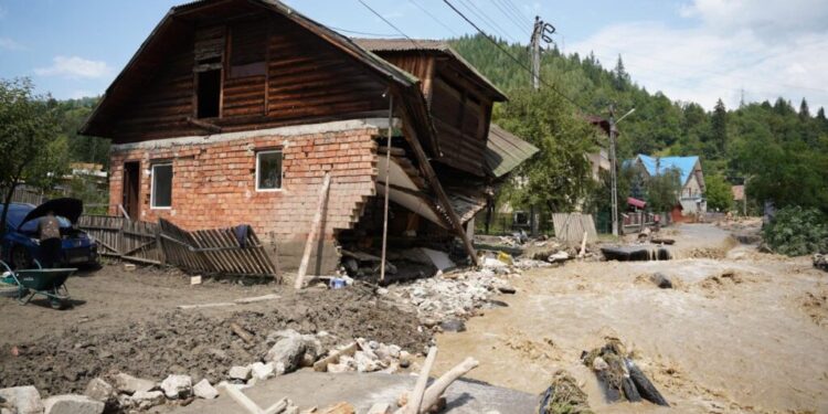 2.000 de oameni, afectați de furtuna care a măturat orașul sucevean Broșteni. Președintele CJ Suceava, Gheorghe Șoldan: Pe lîngă mobilizarea exemplară a forțelor de intervenție m-au impresionat oamenii fără uniformă, oamenii simpli care au sărit să ajute (Foto)