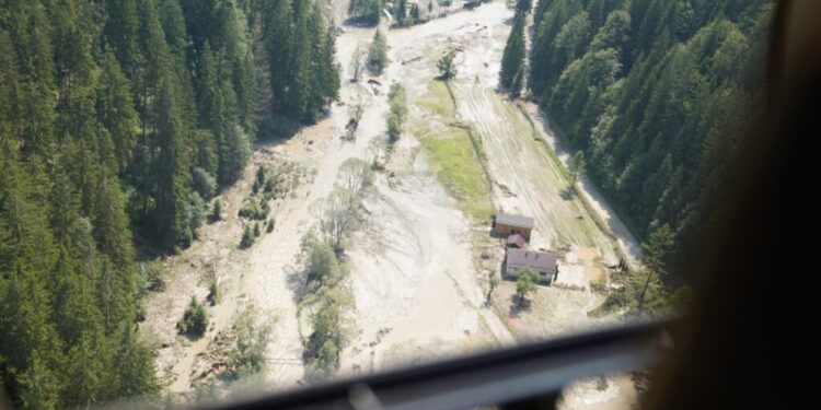 2.000 de oameni, afectați de furtuna care a măturat orașul sucevean Broșteni. Președintele CJ Suceava, Gheorghe Șoldan: Pe lîngă mobilizarea exemplară a forțelor de intervenție m-au impresionat oamenii fără uniformă, oamenii simpli care au sărit să ajute (Foto)