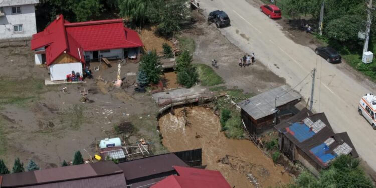 2.000 de oameni, afectați de furtuna care a măturat orașul sucevean Broșteni. Președintele CJ Suceava, Gheorghe Șoldan: Pe lîngă mobilizarea exemplară a forțelor de intervenție m-au impresionat oamenii fără uniformă, oamenii simpli care au sărit să ajute (Foto)