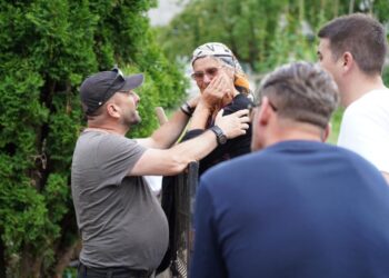 2.000 de oameni, afectați de furtuna care a măturat orașul sucevean Broșteni. Președintele CJ Suceava, Gheorghe Șoldan: Pe lîngă mobilizarea exemplară a forțelor de intervenție m-au impresionat oamenii fără uniformă, oamenii simpli care au sărit să ajute (Foto)