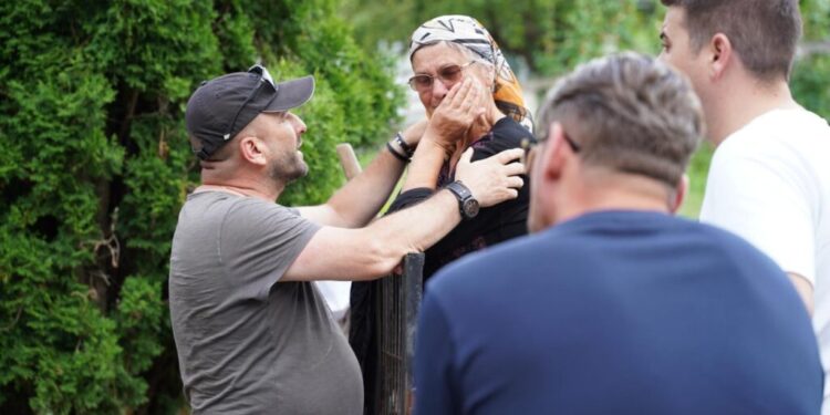 2.000 de oameni, afectați de furtuna care a măturat orașul sucevean Broșteni. Președintele CJ Suceava, Gheorghe Șoldan: Pe lîngă mobilizarea exemplară a forțelor de intervenție m-au impresionat oamenii fără uniformă, oamenii simpli care au sărit să ajute (Foto)